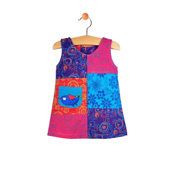 vestido de parches para niñas en tela estampada colorida, con bordado de pajarita