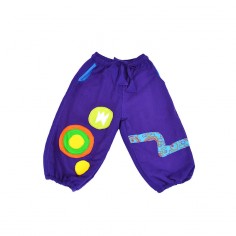 Pantalón para niños estilo hippie colorido, color morado con parches en tela colorida.