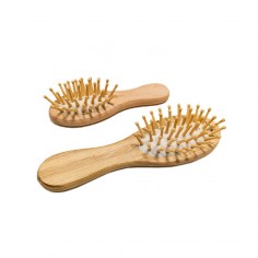 Dos cepillos pequeño y mediano para bebés, hechos de madera, con bolsita.