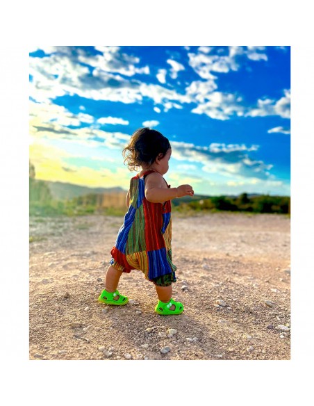 peto bebé largo para disfrutar de la naturaleza, el campo, con libertad de movimiento, ropa infantil original
